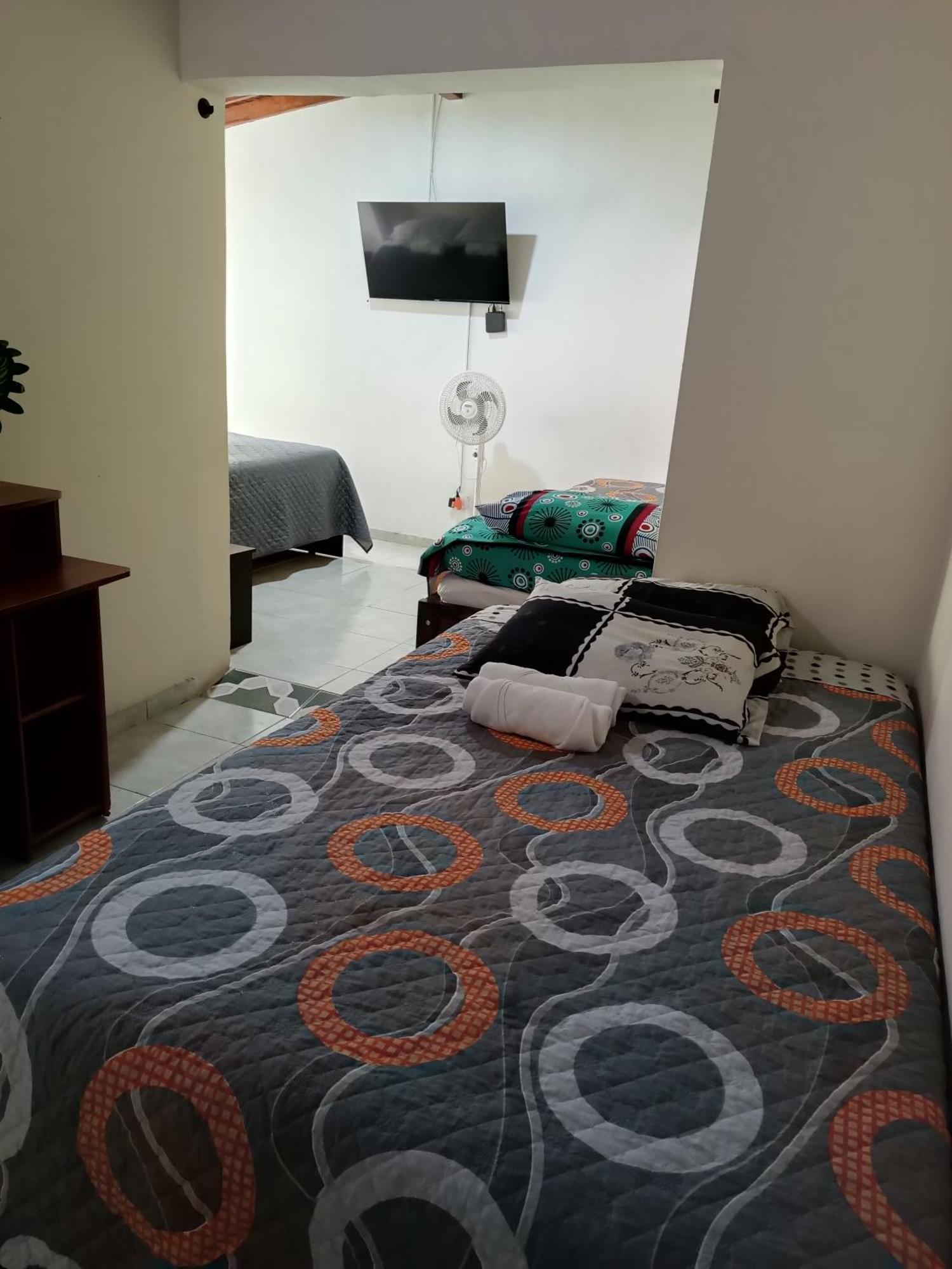 Pa Pasiar Hostal Medellín Værelse billede