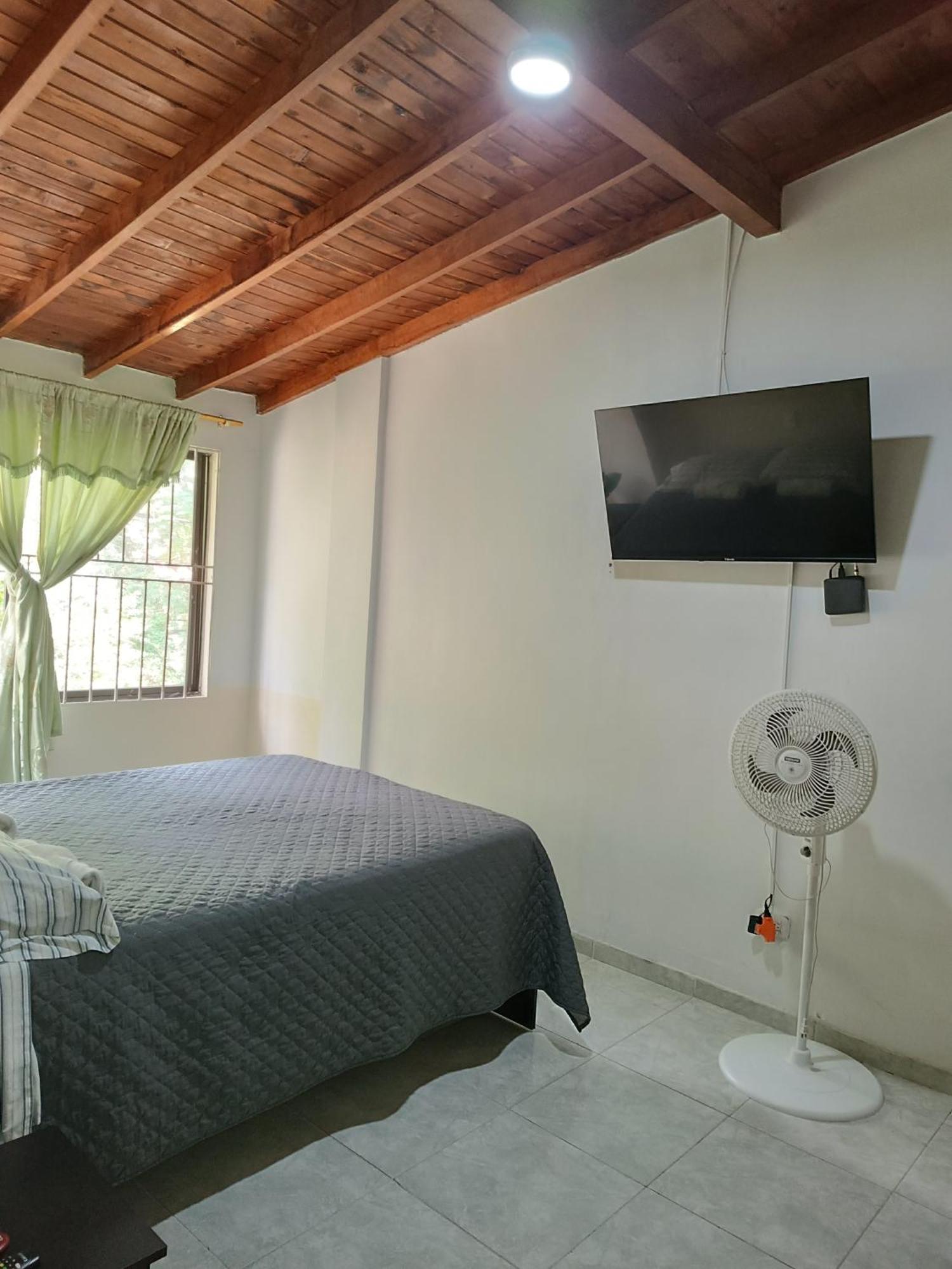 Pa Pasiar Hostal Medellín Værelse billede
